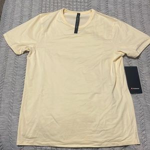Men’s Lululemon tshirt NWT